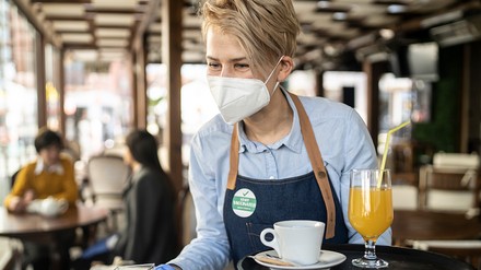 In Bayern bleibt es bis zum 2. April bei den bisherigen 2G- und 3G-Zugangsregeln und bei der Maskenpflicht. ( Foto © Vladimir Vladimirov via Getty Images)