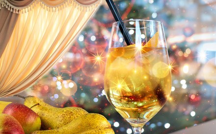 Kräuter und Früchte aus heimischen Gefilden machen diesen Aperitif namens „Wintertraum“ zu etwas ganz besonderen. (© Thomas Hack)
Ein Aperitif namens „Wintertraum“