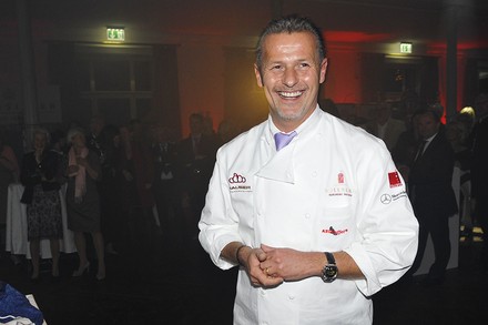 Sternekoch Karlheinz Hauser engagiert sich in einem neuen Wettbewerbsformat für gesunde Küche und ist auch in der Jury mit dabei. (© picture alliance/BREUEL-BILD)
Karlheinz Hauser