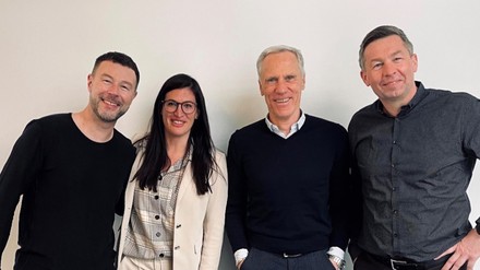 Stefan Sauerzapf, geschäftsführender Gesellschafter fischimwasser; Nina Krone, Director Marketing Eurest Deutschland; Prof. Ingo Froböse; Olaf Mauthe, COO Compass Group Food Service. (Foto: © Eurest)
Stefan Sauerzapf, geschäftsführender Gesellschafter fischimwasser; Nina Krone, Director Marketing Eurest Deutschland; Prof. Ingo Froböse; Olaf Mauthe, COO Compass Group Food Service. (Foto: © Eurest)
