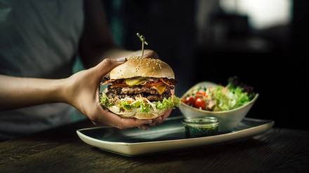 Bei der Eröffnungsfeier der Panoramaterasse steht das volle Programm von Le Burger zur Verfügung. So kann jeder sein persönliches „Burgerunikat“ zusammenstellen lassen. (Foto: © Le Burger)
Bei der Eröffnungsfeier steht das volle Programm von Le Burger zur Verfügung