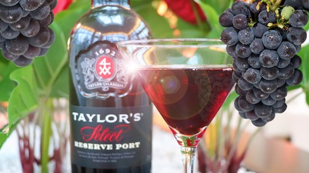 Spanischer Brandy und hochwertiger Portwein machen diesen blutroten Drink zu einer ganz besonderen Spezialität. (© Thomas Hack)
Der Cocktail Brandy & Port