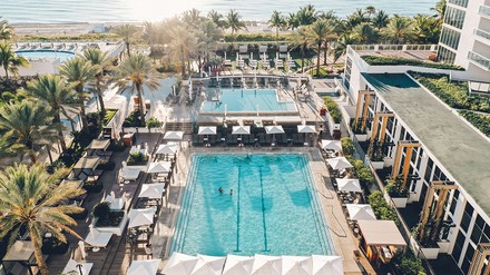 In mehr als 200 Häusern der WorldHotels Collection bietet die globale Kampagne „Reimagined Destinations“ spezielle Angebote – so zum Beispiel im hier abgebildeten Eden Roc Miami Beach. (Foto: © BWH Hotel Group Central Europe)
Eden Roc Miami Beach