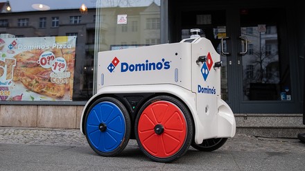Der vierrädrige Lieferroboter verfügt über die erforderliche Genehmigung für den Betrieb im öffentlichen Raum. Damit ist er der einzige Roboter in Deutschland, der derzeit auf Gehwegen arbeitet. (Foto: © Domino’s Pizza Deutschland)
Vierrädriger Lieferroboter