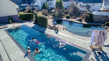 Die Gäste des Flair Hotel Nieder im Sauerland können nun ganzjährig im beheizten Außenpool schwimmen. (Foto: ©