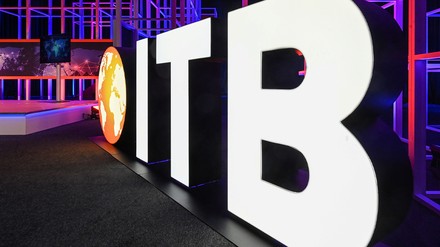 Die ITB hat ihre virtuellen Pforten geöffnet. (© Messe Berlin GmbH)
Beleuchteter ITB-Aufsteller