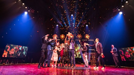 Wer bekommt in diesem Jahr das begehrte Holzkreuz überreicht? (© Chris Krebs)
Siegerehrung der Award-Night 2019