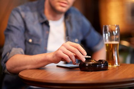 Wer im IBIS Hotel in Basel gegen das Rauchverbot im gesamten Haus verstößt, muss tief in die Tasche greifen. (Foto: © Syda Productions / fotolia)
Mann raucht in Bar Zigarette