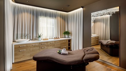 Durch den Umbau verfügt der Spa-Bereich des Luxushotels Giardino Ascona nun über einen weiteren Behandlungsraum. Somit gibt es in dem Spa nun insgesamt acht solcher Räume. (Foto: © Giardino)
Behandlungsraum des Spa-Bereichs des Luxushotels Giardino Ascona