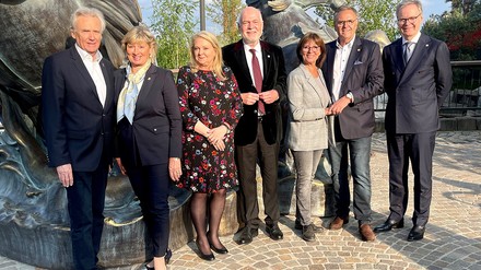 V. l. n. r.: Jürgen Mack, Mauritia Mack, Elke Diefenbach-Althoff, Thomas H. Althoff, Marianne Mack, Roland Mack und Frank Marrenbach (Foto: © Europa-Park)
V. l. n. r.: Jürgen Mack, Mauritia Mack, Elke Diefenbach-Althoff, Thomas H. Althoff, Marianne Mack, Roland Mack und Frank Marrenbach (Foto: © Europa-Park)