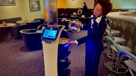 Serviceroboter Maunzi unterstützt das Personal dabei, fertige Speisen von der Küche in den Gastraum zu bringen. Dort nehmen die Servicekräfte die Teller zum Servieren entgegen. (Foto: © Maritim Hotels)
Serviceroboter Maunzi