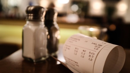 Aufgrund der gestiegenen Kosten verlangt das „Cedric’s Restaurant“ in Ratingen jetzt drei Euro Eintritt. (© s-motive/stock.adobe.com)
Ein Kassenbon im Restaurant