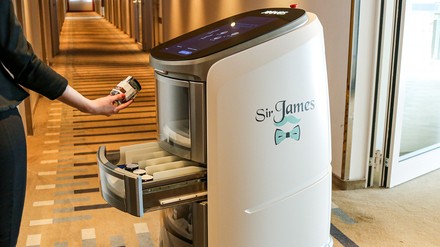 Der Serviceroboter im Pullman Hotel Dresden Newa nimmt automatisiert die Bestellungen der Gäste entgegen und fährt autonom bis an die Tür der Gäste. (Foto: © Pullman Dresden Newa)