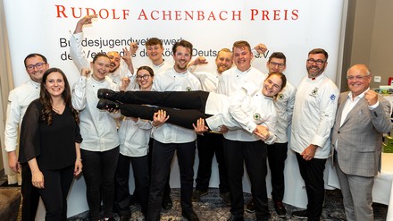 Die glücklichen Finalisten nach der Siegerehrung mit Gewinnerin Anna-Lena Trabert (Mitte). (Foto: © Achenbach Delikatessen Manufaktur)
Die glücklichen Finalisten nach der Siegerehrung mit Gewinnerin Anna-Lena Trabert (Mitte). (Foto: © Achenbach Delikatessen Manufaktur)