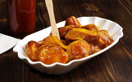 Egal wer sie wirklich erfunden hat, die Currywurst ist in Deutschland zu einer Art National-Fast-Food aufgestiegen. (© fotolia.com/ExQuisine)
Currywurst
