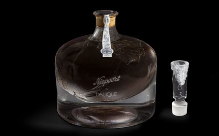 Die spezielle Karaffe des Elixiers ist Niepoorts Demijohns nachempfunden. (© Lalique)
Eine Flasche Niepoorts 1863er Portwein