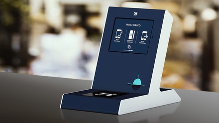 Mit einem neuen Self-Service-Terminal von hotelbird können Gäste den Check-in vollkommen selbstständig durchführen. (© hotelbird)
Das Self Service Terminal von Hotelbird