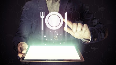 In Folge vier des Netzwerk Culinara TV geht es um das Thema Digitalisierung. (Foto: © svetazi/stock.adobe.com)
Tablet, Teller und Besteck