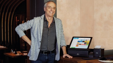 Christian Rach ist das neue Gesicht von Orderbird und gleichzeitig Partner bei der Mission, Gastronomen zu unterstützen und zu beraten. (Foto: ©Orderbird)
Christian Rach vor einer iPad-Gastrokasse von Orderbird