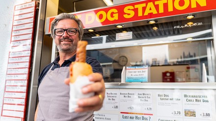 Der Musiker Henning Wehland half am Mittwoch beim Münsterer Hotdog-Stand in der Bolandsgasse aus. (Foto: picture alliance/dpa | Guido Kirchner)
Musiker Henning Wehland