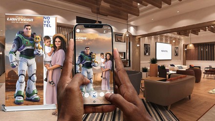 Anlässlich des Filmstarts von Lightyear startet Novotel eine besondere Kampagne, bei der Gäste unter anderem mit einer digitalen Version der Filmhauptfigur posieren können. (Foto: © Accor)
Anlässlich des Filmstarts von Lightyear startet Novotel eine besondere Kampagne, bei der Gäste unter anderem mit einer digitalen Version der Filmhauptfigur posieren können. (Foto: © Accor)