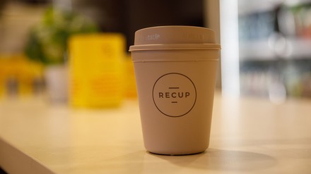 Mehrwegsysteme wie beispielsweise von Recup können bei der Umsetzung der Mehrwegangebotspflicht unterstützen. (Foto: © Olaf Kunz/stock.adobe.com)
Recup-Becher