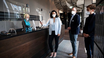 Die entwickelte Lösung verringert die Kontaktpunkte während des Check-ins. (Foto: © Bundespresseamt)
Digitaler Check-In im Motel One als Pilotprojekt