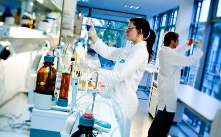 Hagleitner Hygiene betreibt 27 Standorte in zwölf Ländern und hat mehr als 950 Mitarbeiter. Der Hauptsitz befindet sich in Zell am See (Österreich), wo geforscht, entwickelt und produziert wird. (© Hagleitner Hygiene International GmbH)
Labor in der Hagleitner-Zentrale