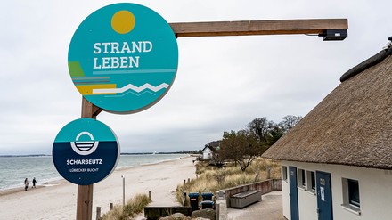 Eine Strandampel, ein elektronisches Zählsystem, welches an einem Lattenkreuz befestigt ist und gemeinsam mit einer App die Belegung des Strandes errechnet steht am Zugang zum Strand von Scharbeutz. (Foto: © picture alliance/dpa | Axel Heimken)
Strandampel in Scharbeutz