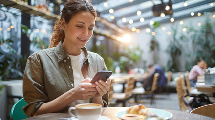 Für 85 Prozent der Besucher spielen Online-Bewertungen eine Rolle bei der Entscheidung für oder gegen einen Besuch im Restaurant, so Capterra, eine Plattform für Softwarebewertungen. (Foto: © Seventyfour/stock.adobe.com)
Eine Restaurantterrasse