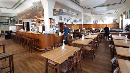Im Schwabinger KvR trifft hochwertiger Fleischgenuss auf rustikal-modern interpretiertes Gasthaus-Ambiente. (Foto: © K. Giokas)
Gastraum im KvR München