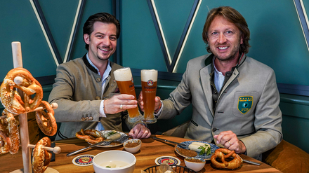 Costantino Medde, Wirt und Inhaber des Herr`schafts`zeiten – Das Paulaner im Tal in München und Thomas Isermann, Gründer & CEO Greenforce, hoffen mit ihrem veganen Weißwurstangebot noch mehr Gäste bedienen zu können. (Foto: © Greenforce)