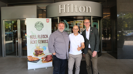 V. l. n. r.: Ademir Husagić, Executive Chef im Hilton Vienna Park, Werner Ott, Geschäftsführer des Start-ups The Green Mountain und Ronald Diesenreiter. Manager im Hilton Vienna Park (Foto: © The Green Mountain)
V. l. n. r.: Ademir Husagić, Executive Chef im Hilton Vienna Park, Werner Ott, Geschäftsführer des Start-ups The Green Mountain und Ronald Diesenreiter. Manager im Hilton Vienna Park (Foto: © The Green Mountain)