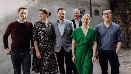 Das Experten-Kollektiv der F&B Heroes bietet jetzt auch Konzeptions- und Planungsleistungen für die Gastronomie. Von links: Uwe Plappert, Antje de Vries, Markus Kreß, Jean Ploner, Friederike Bothe, Tim Plasse (Foto: © F&B Heroes)
Von links: Uwe Plappert, Antje de Vries, Markus Kreß, Jean Ploner, Friederike Bothe, Tim Plasse