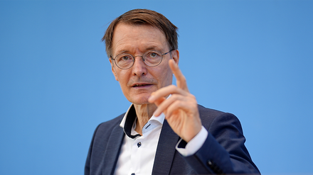 Bundesgesundheitsminister Karl Lauterbach findet wenig Trinkgeld in der Gastronomie „unverständlich“. (Foto: © picture alliance/dpa | Michael Kappeler)
Karl Lauterbach
