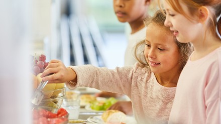 Berlin startet ein Grundschulprojekt zu Wert und Herkunft unserer Lebensmittel. (Foto: © Robert Kneschke/stock.adobe.com)
Schulkinder, die sich am Buffet etwas zu essen holen
