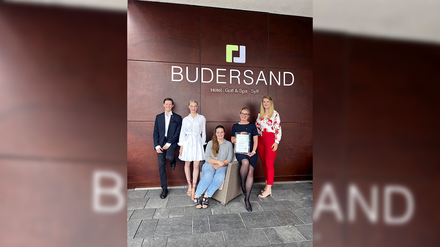 Budersand-Absolventen der Sommerprüfung 2022 mit Personalleiterin Svenja Nadine Schramm (zweite von rechts). Namen der Auszubildenden (von links): Georg Hellmann, Charlotte Gockel, Anna Lena Parschau und Lydia Hammer. (Foto: © Budersand Hotel – Golf & Spa – Sylt)
Budersand
