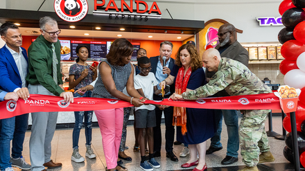 Feierliche Eröffnung des ersten Panda Express in Deutschland (Foto: © Lagardère Travel Retail)
Erster Panda Express in Deutschland