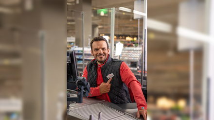 Im Werbespot fungiert Steffen Henssler als Kassierer bei Kaufland. (Foto: © Kaufland/DEPARTD)
Steffen Henssler