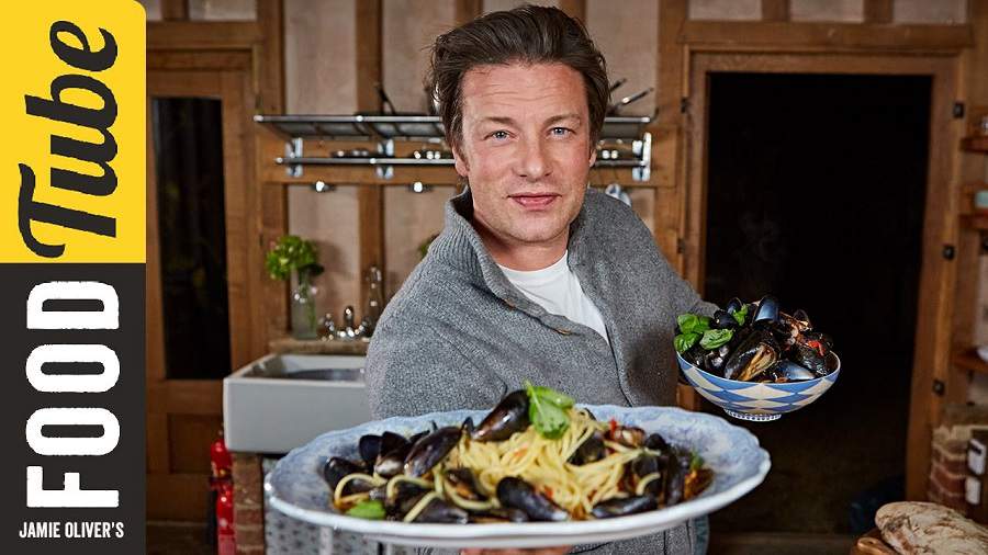Jamie Oliver hält Spaghetti in der Hand