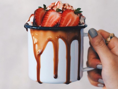 Tasse mit Kakao und Erdbeeren