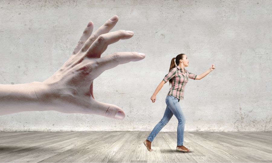Frau flieht vor großer Hand