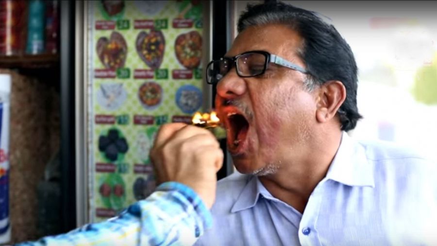 Mann probiert "Fire Paan"