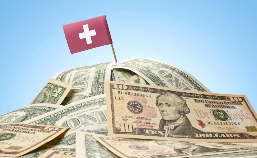 Dollarnoten-Berg mit Schweizer Flagge an der Spitze
