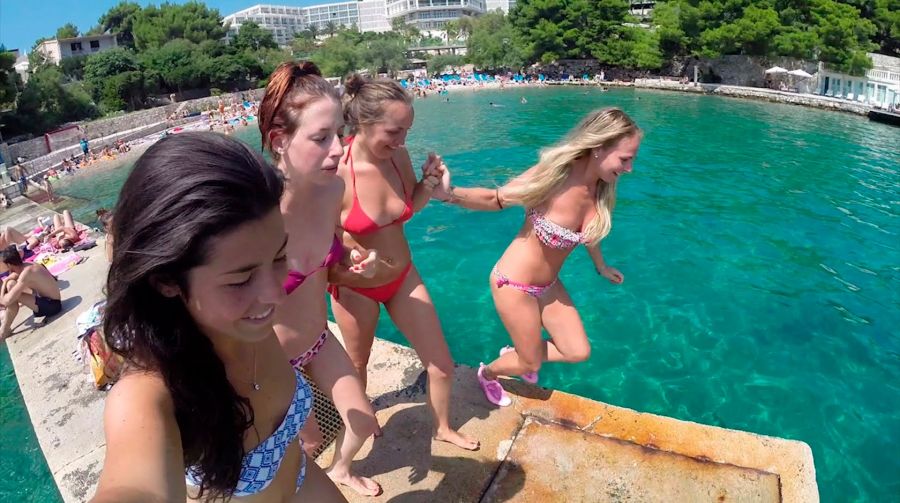 Gruppe Mädchen springt in Wasser