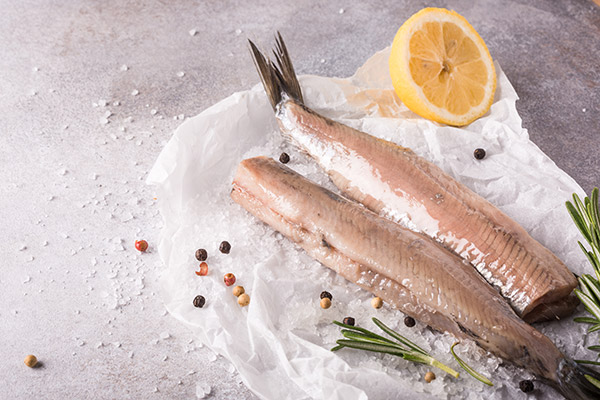 Hering auf Eis mit Pfefferkörnern und Zitrone