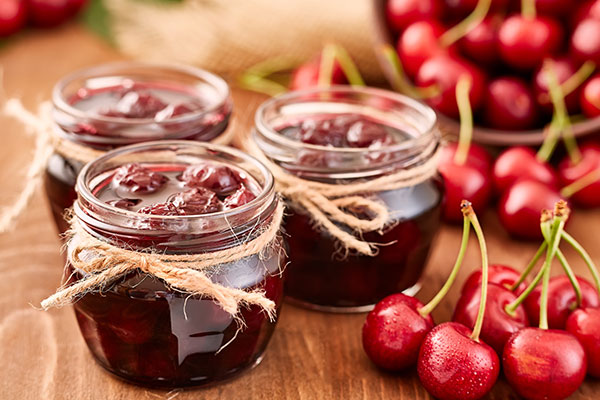 Drei Gläser mit Kirsch-Chutney
