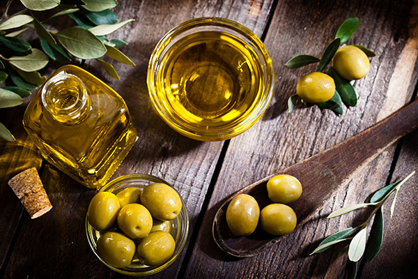 Frische Oliven und Olivenöl auf einem Tisch