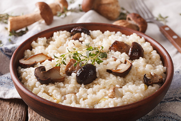 Eine Schüssel voller Risotto mit Pilzen