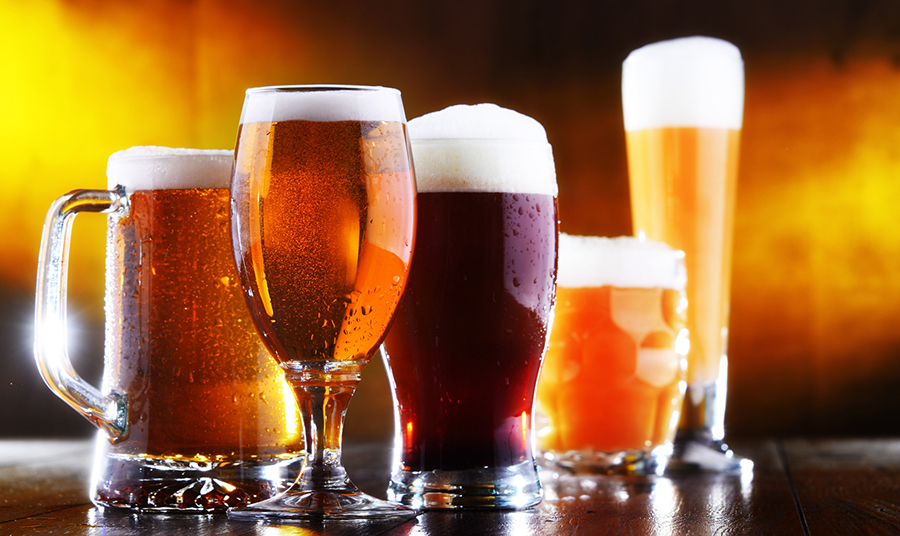 Unterschiedlichste Biere auf einem Tisch